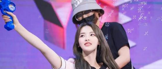 杨超越最新八卦爆料,神秘男友身份引网友热议  第3张