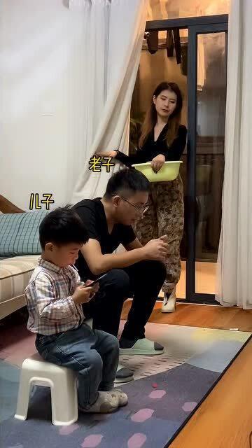 小孩爆料爸爸玩手机视频,小孩曝光温馨瞬间  第3张